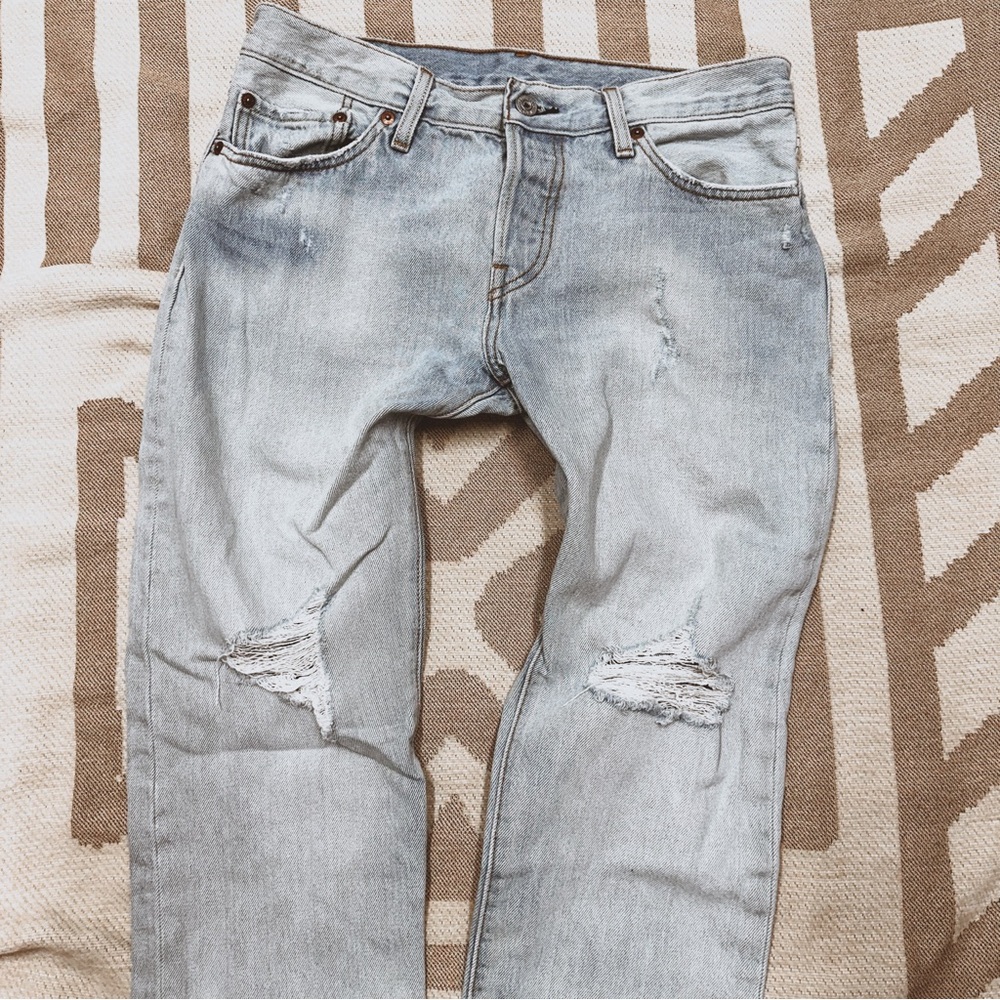 Levi’s women’s wide leg light wash distressed Jean button fly 27 x 32